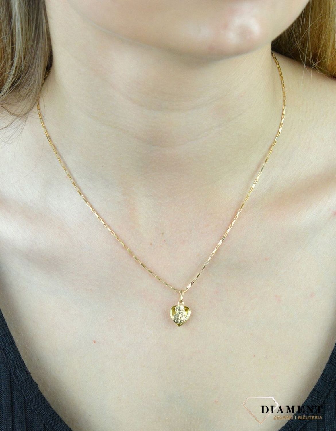 Złota zawieszka medalik serce 585 Matka Boska Częstochowska ZA 433C 585. Piękny medalik o bogatej symbolice religijnej w kształcie serca. Religijną biżuterię wykonano z żółtego złota próby 585, kruszcu od wielu setek lat symbolizującego doskona (1).jpg